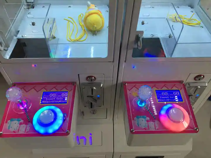 ミニコイン式メガ小型クレーンゲーム機アーケード玩具＆自動販売 - Arcade Toy Claw Vending Machine のレビューと価格